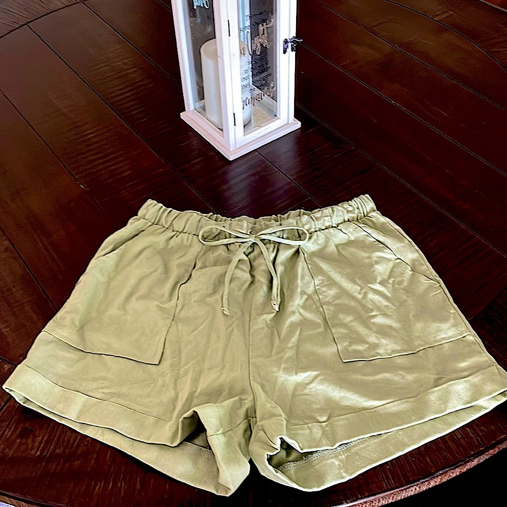 Size: Large (High Waisted) - Brand: Gilli - Color: Sage Green - Condition: Good